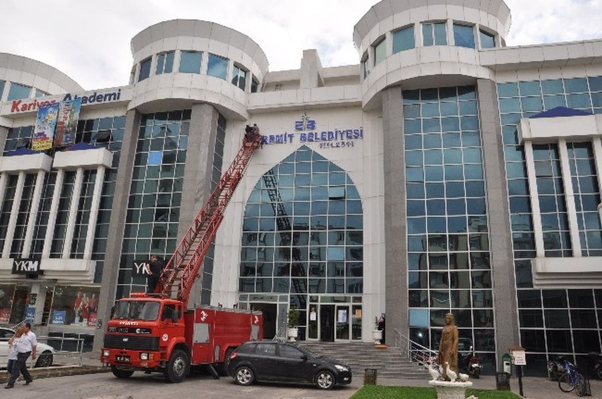 Edremit Belediyesi \'Ne T.c. Tabelası Takıldı