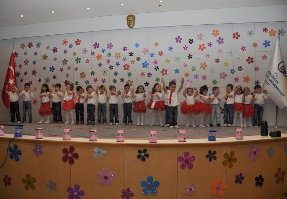Esogü\'lü Minik Öğrencilerin Mezuniyet Sevinci