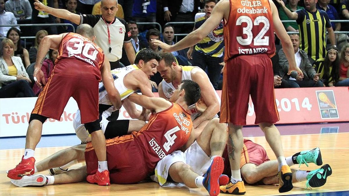 Fenerbahçe-Galatasaray Derbisinin Son Dört Saniyesinde Saha Karıştı