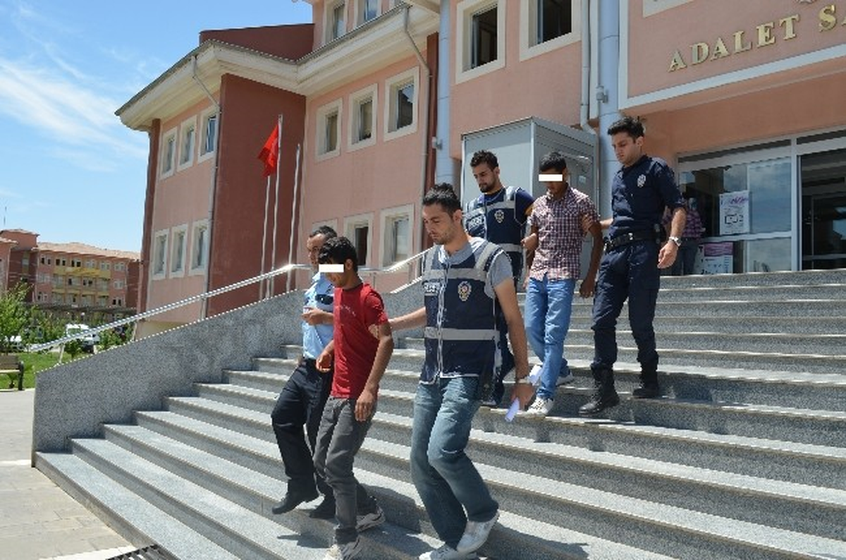 Hırsızlıktan Aranan Şahıslar Yakalandı