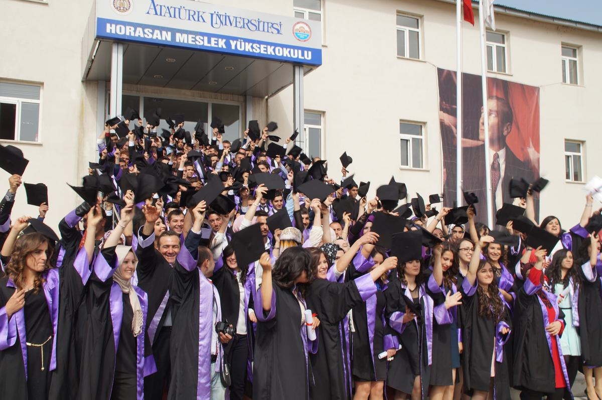 Horasan\'da Mezuniyet Coşkusu