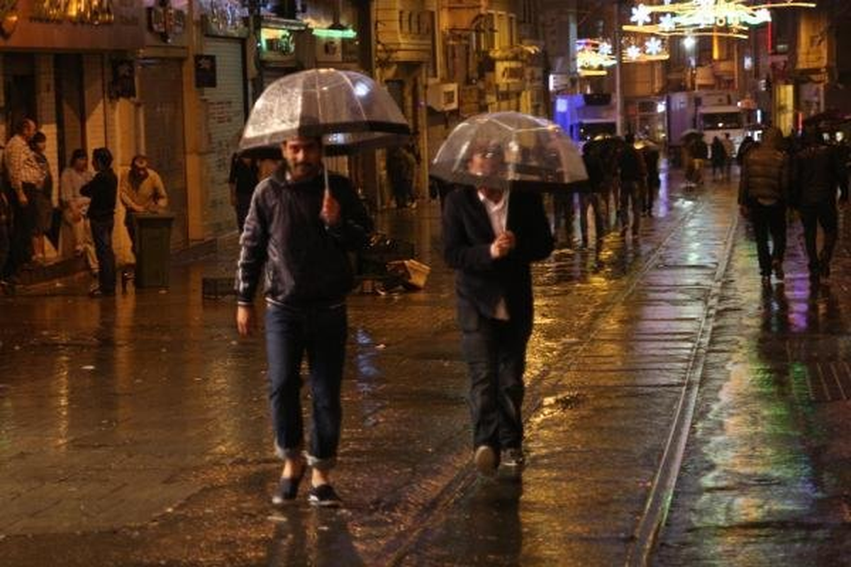 İstanbul\'da Gece Yağmur Etkili Oldu
