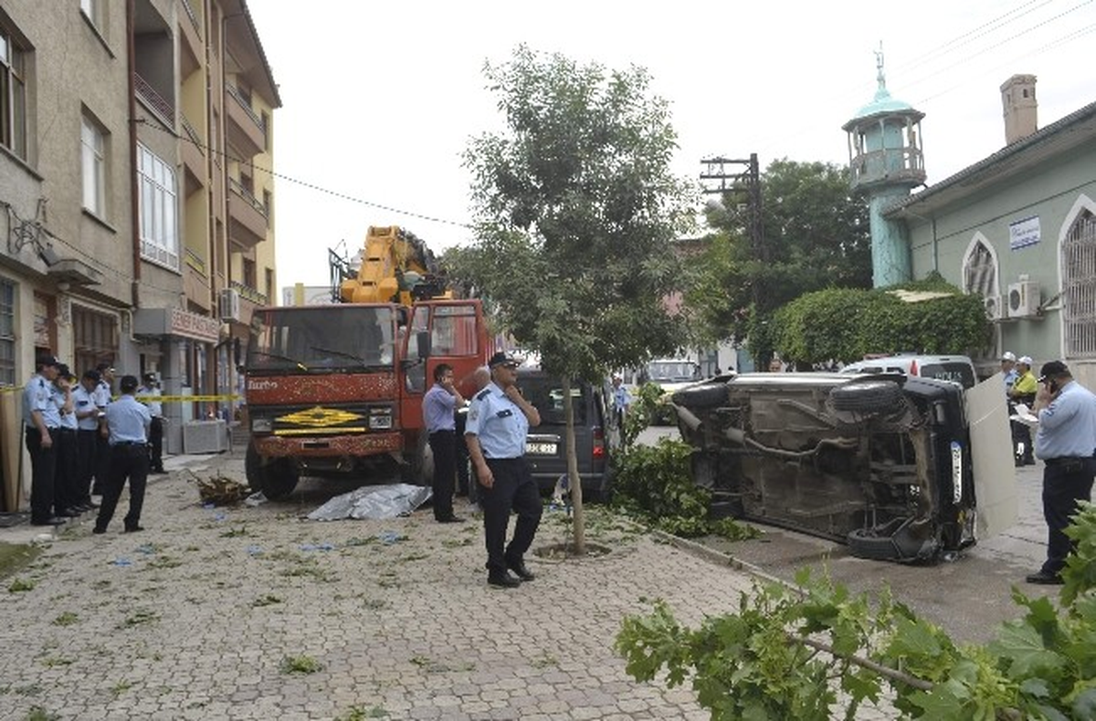 Kamyon Namaza Gidenlerin Arasına Daldı: 1 Ölü, 2 Yaralı