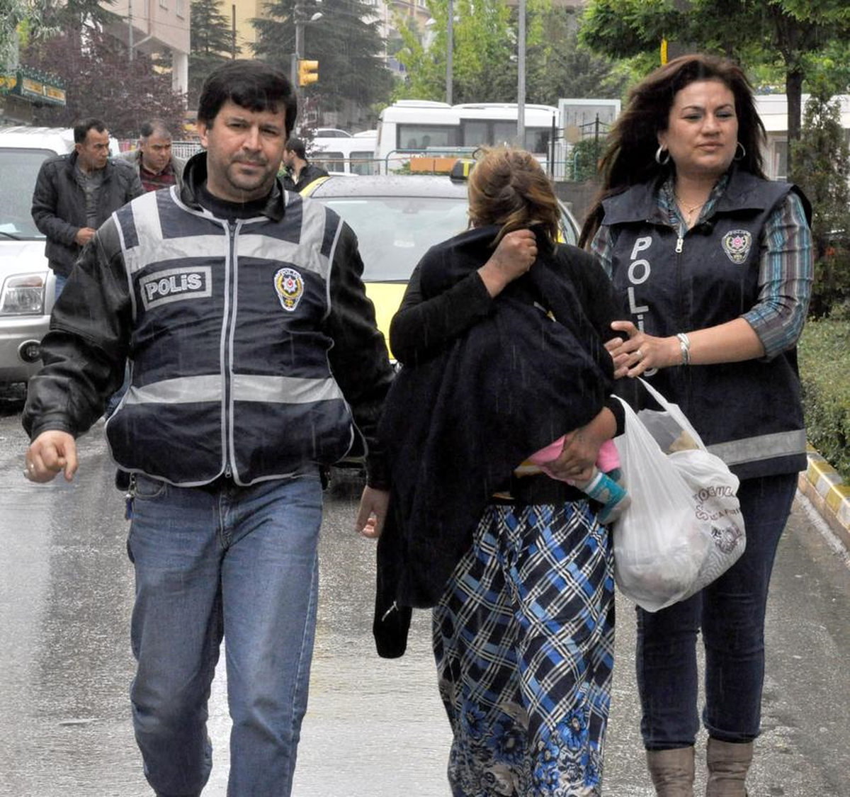 Kucağında Bebeği ile Adliyeye Geldi