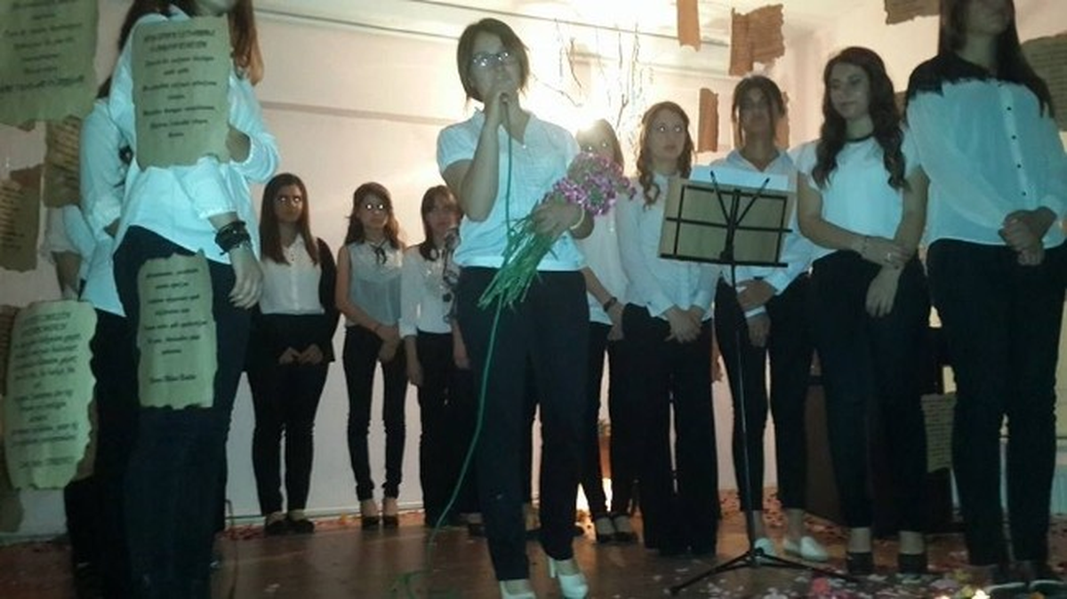 Lapseki\'de Lise Öğrencilerinden Şiir Dinletisi
