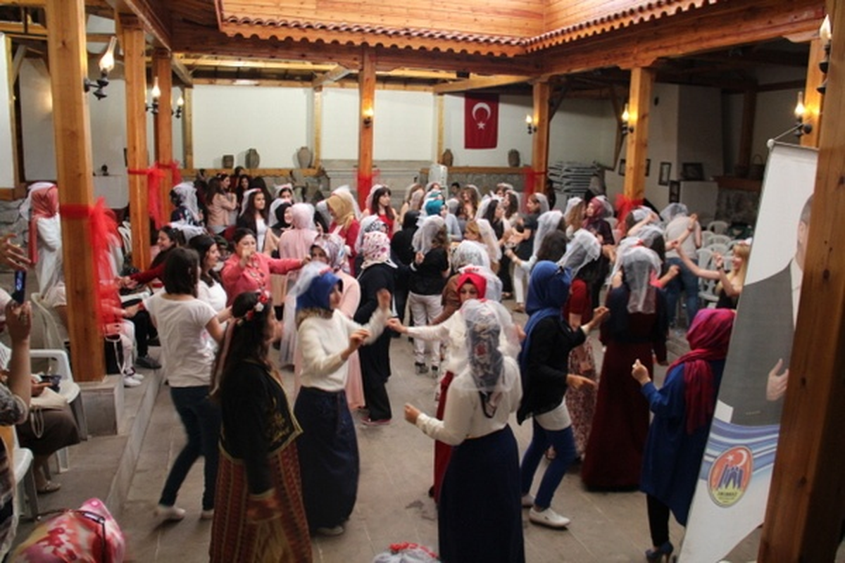 Mezuniyetlerini "Kına Yakarak" Kutladılar