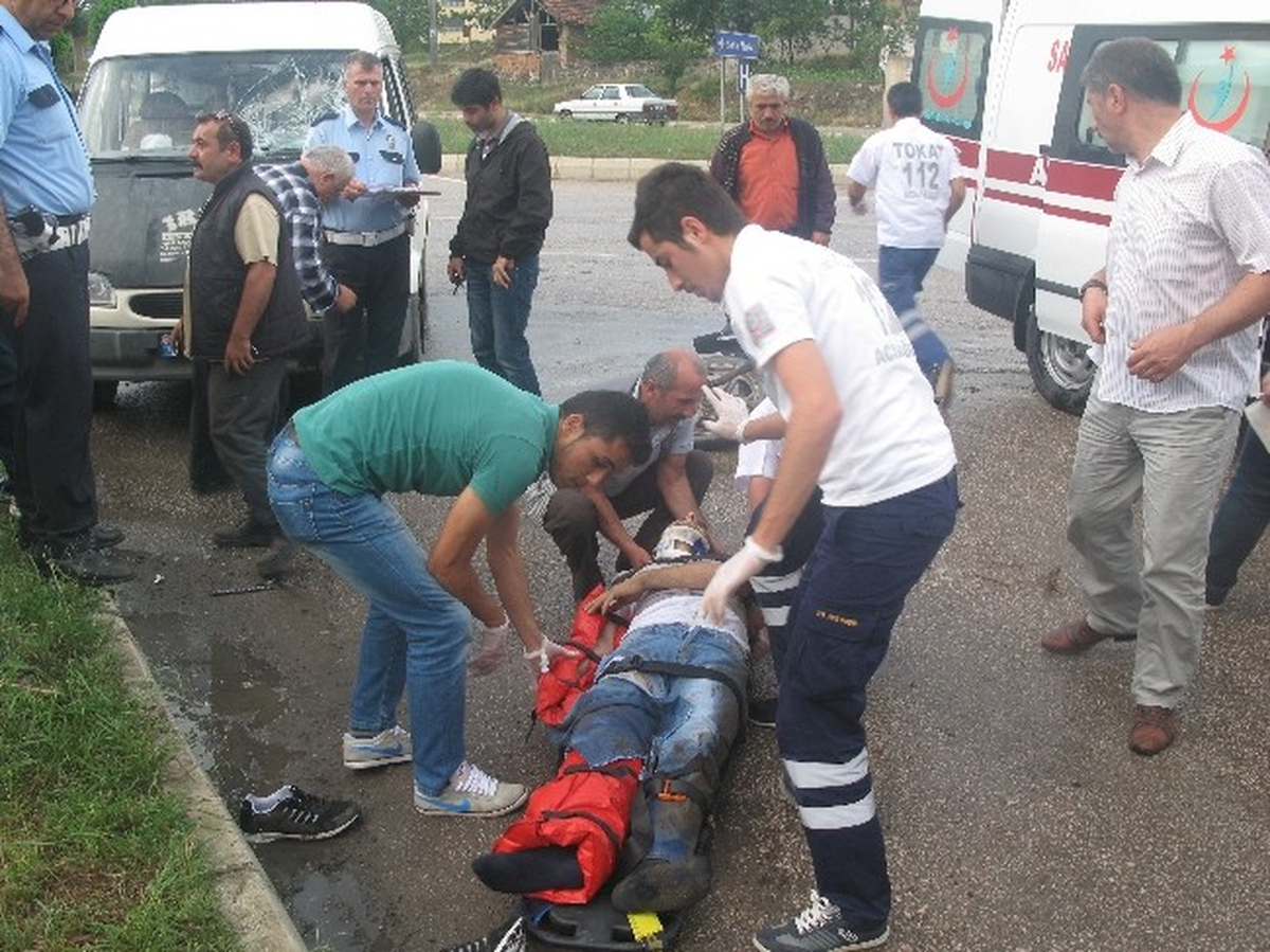 Niksar\'da Minibüs Mobileti İkiye Böldü: 2 Yaralı