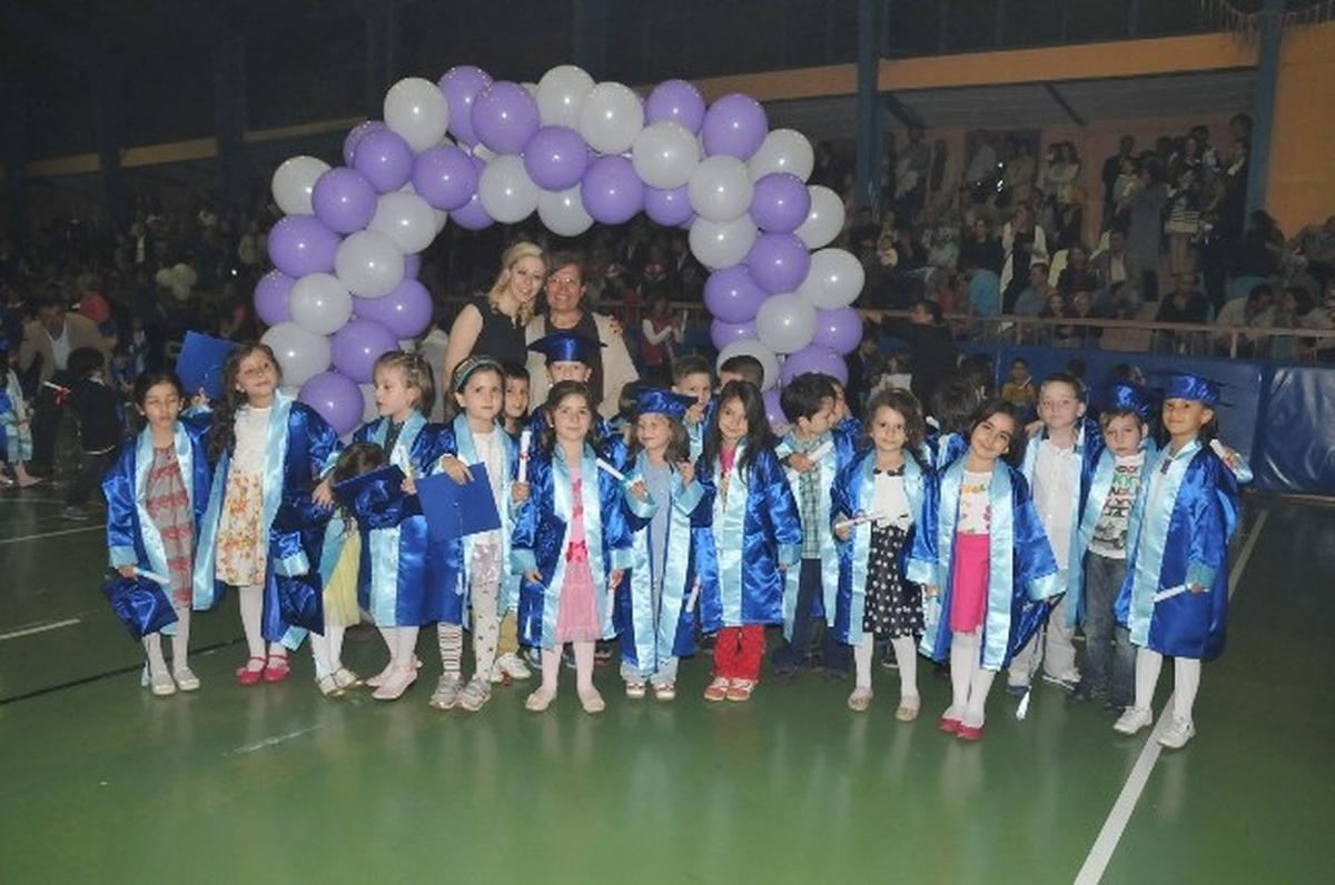 Miniklerden Coşkulu Mezuniyet Töreni
