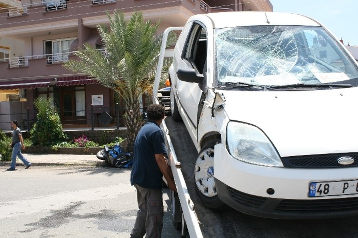 Motosiklet Sürücüsü Kaskı Sayesinde Kurtuldu