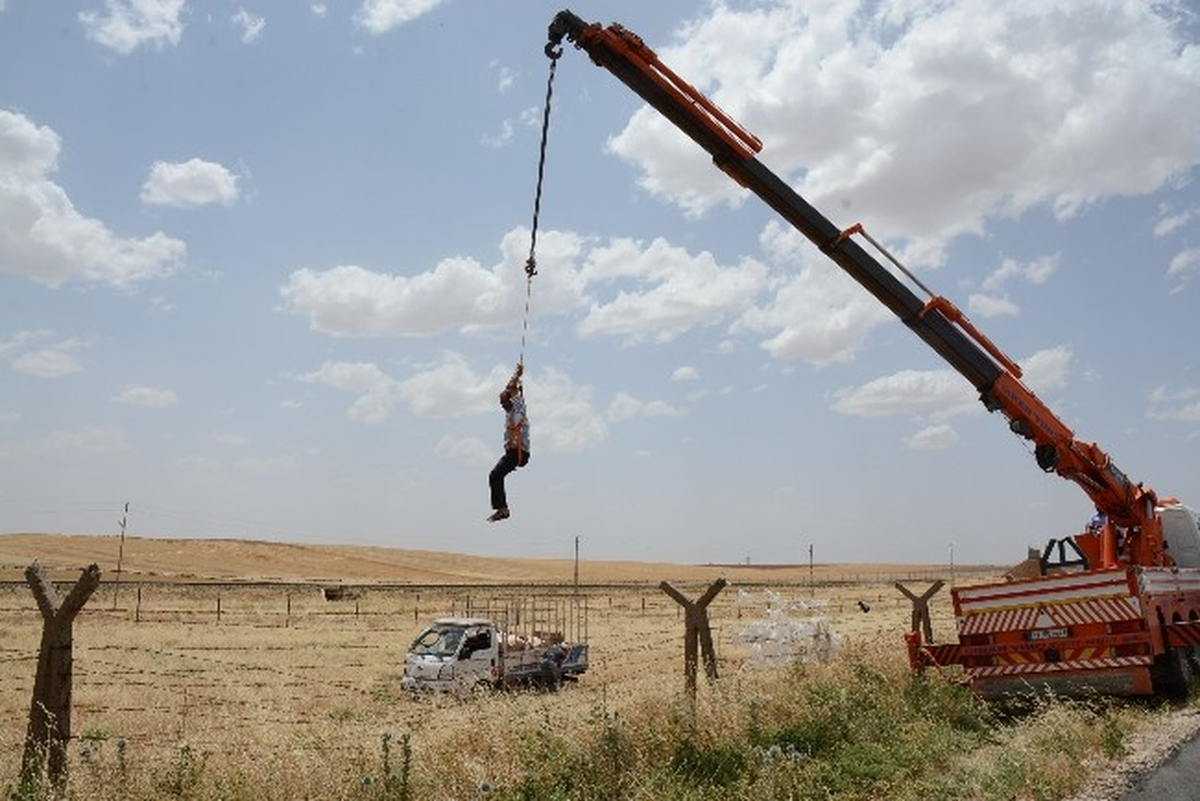 Nusaybin\'de Kaza Yapan Kamyonet Mayınlı Alana Girdi