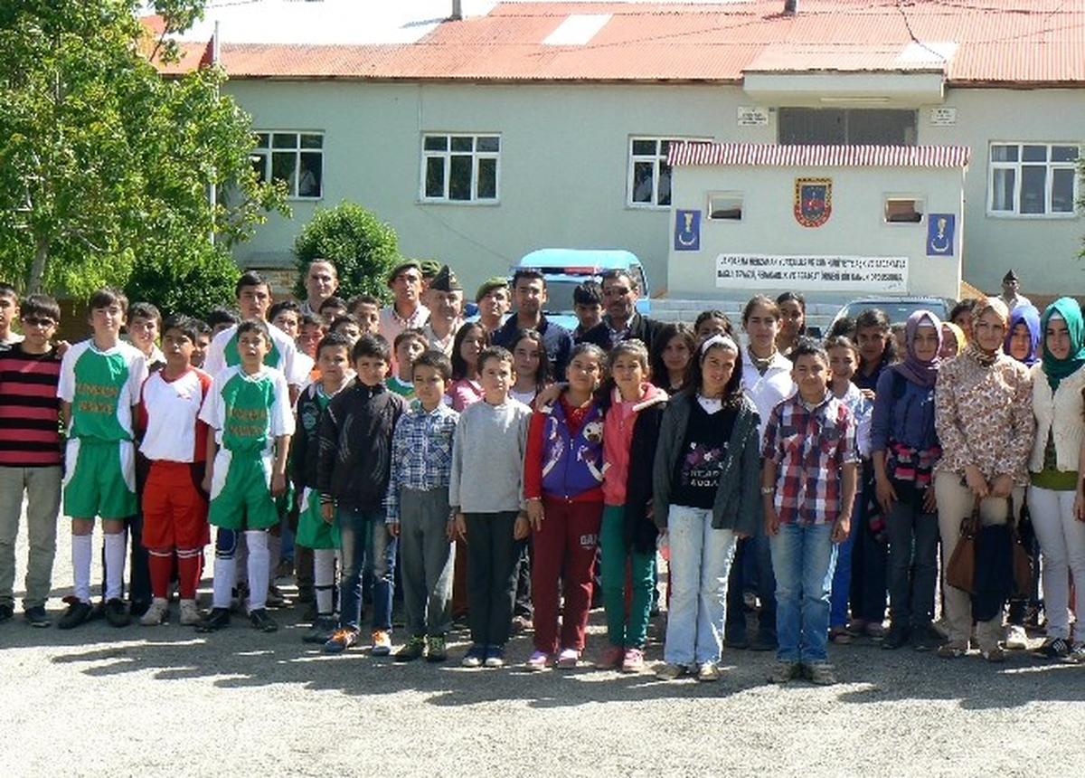 Öğrencilerden Jandarma Karakoluna Ziyaret
