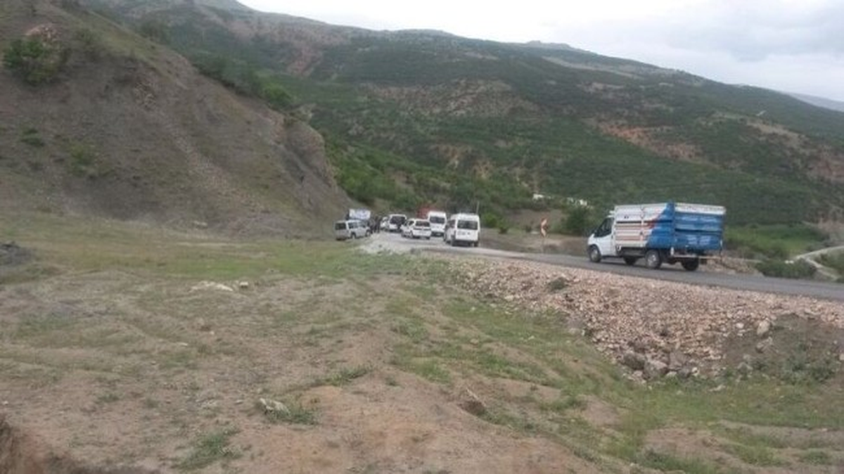 PKK\'lılar Van\'da Yol Kapatıp, Araç Yaktı