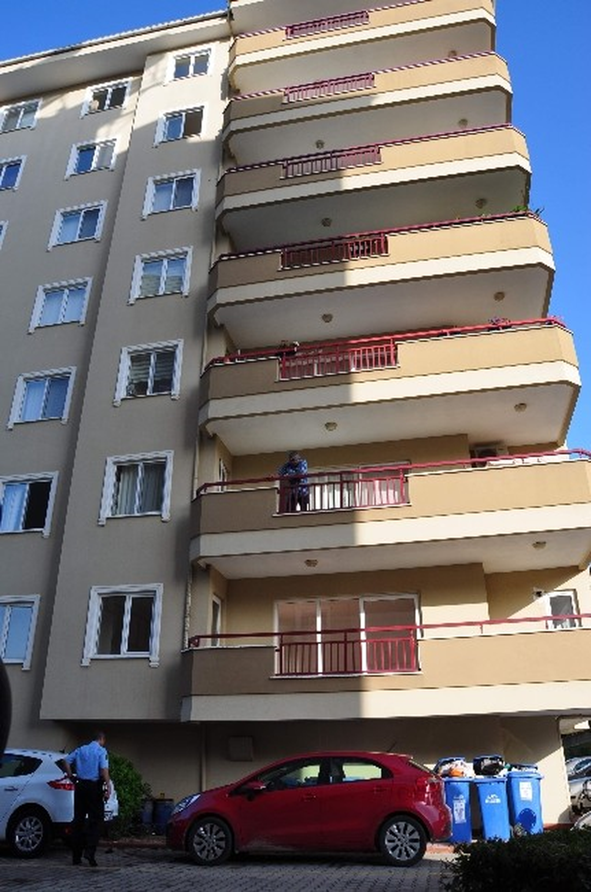 Polise Yüzüne Kapıyı Kapatıp Beşinci Kattan Atladı