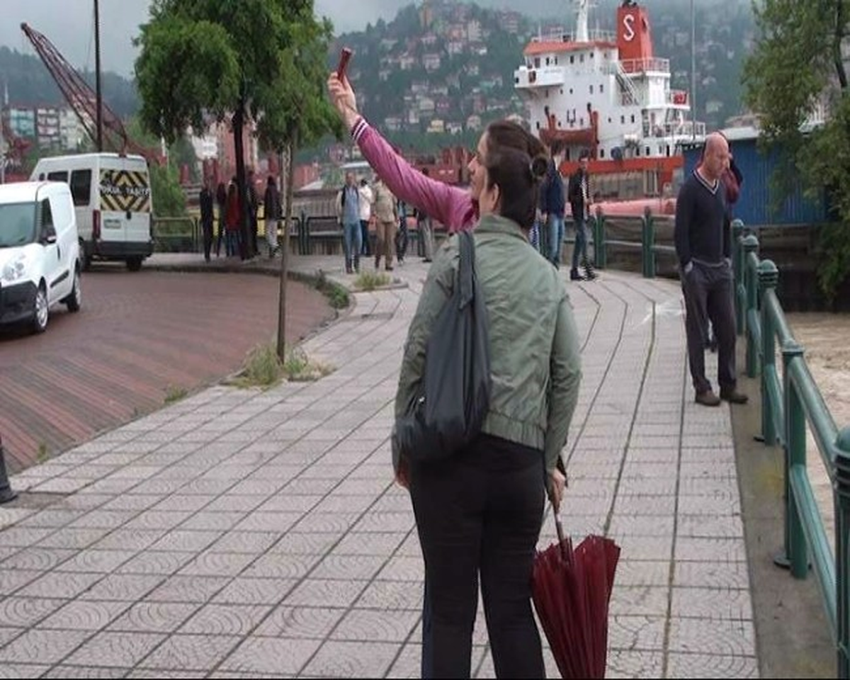 Sel Sularıyla Gelen Odunları Topladılar