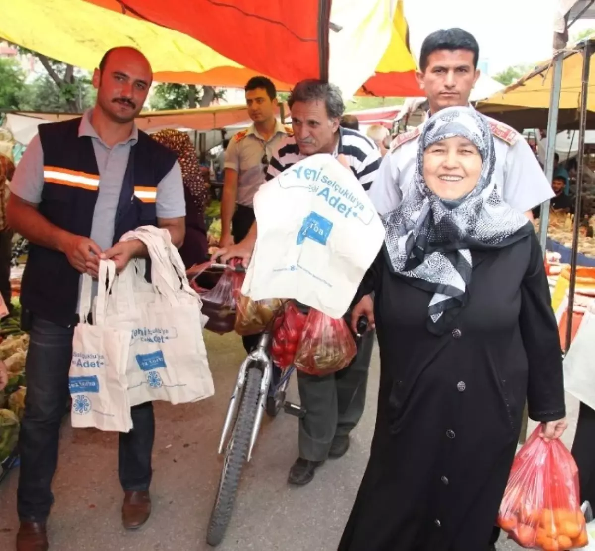 Selçuklu Belediyesi 10 Bin Adet Bez Torba Dağıttı