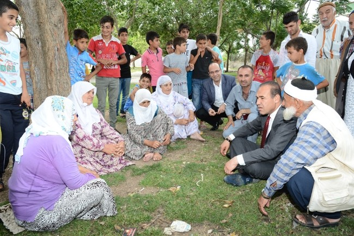 Sözlü Bağdaş Kurup Dert Dinledi