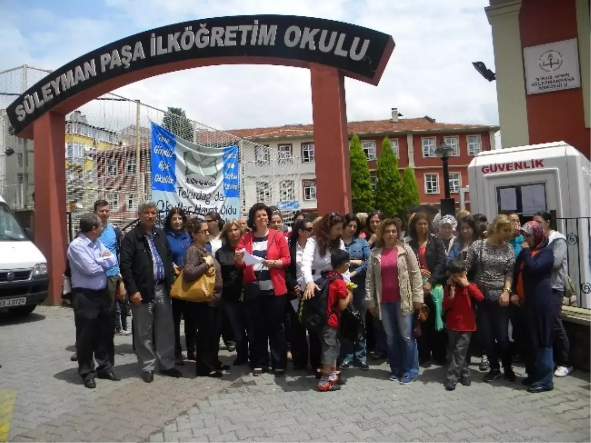 Tarihi Okulun Taşınmasının Planlanması Protesto Edildi