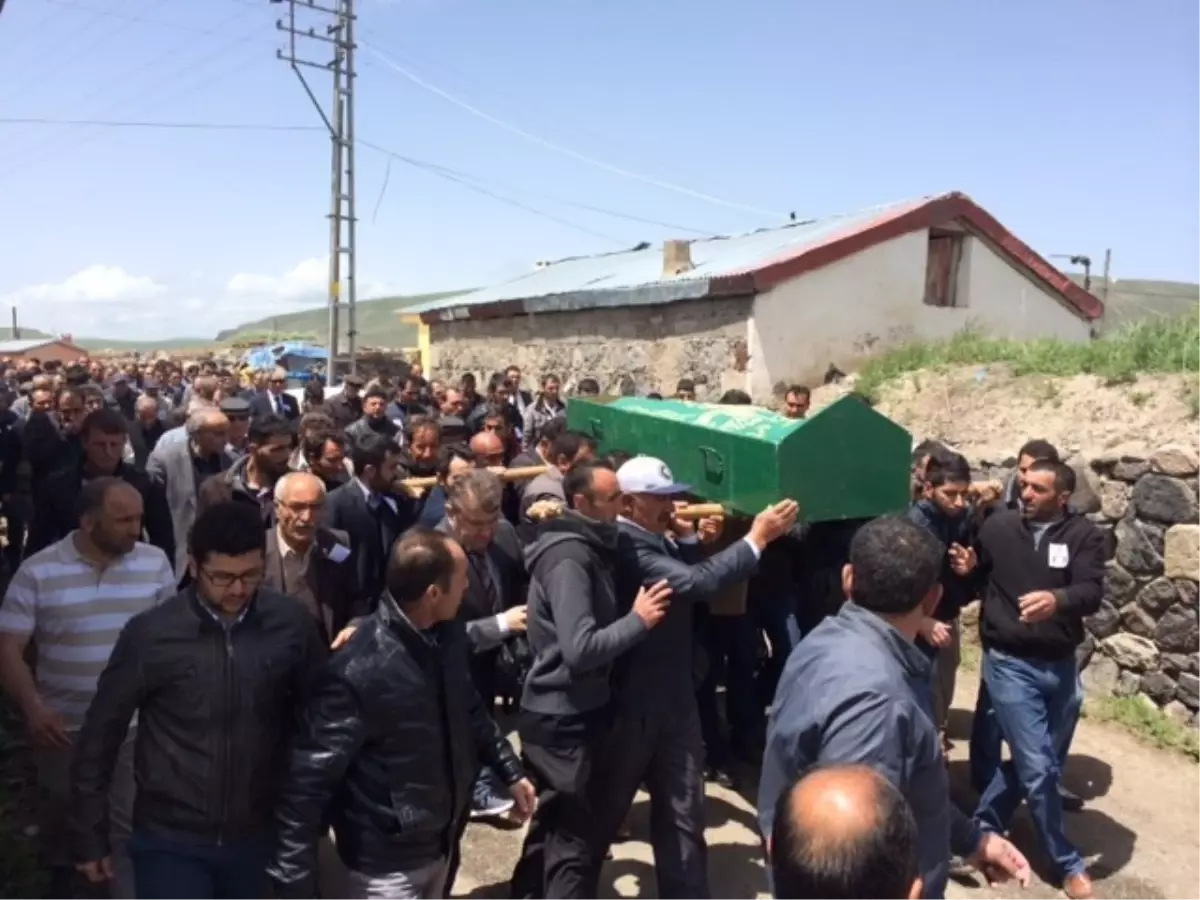 Trafik Kazasında Hayatını Kaybeden Genç Toprağa Verildi