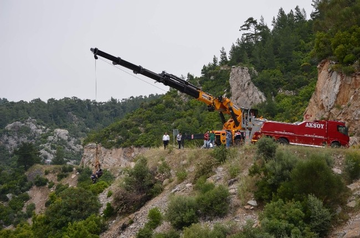 Muğla\'da Uçuruma Yuvarlanan Araç İki Vinçle Zor Çıkarıldı