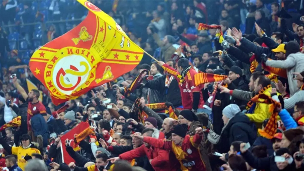 UEFA Galatasaray\'ı Kapak Fotoğrafı Yaptı