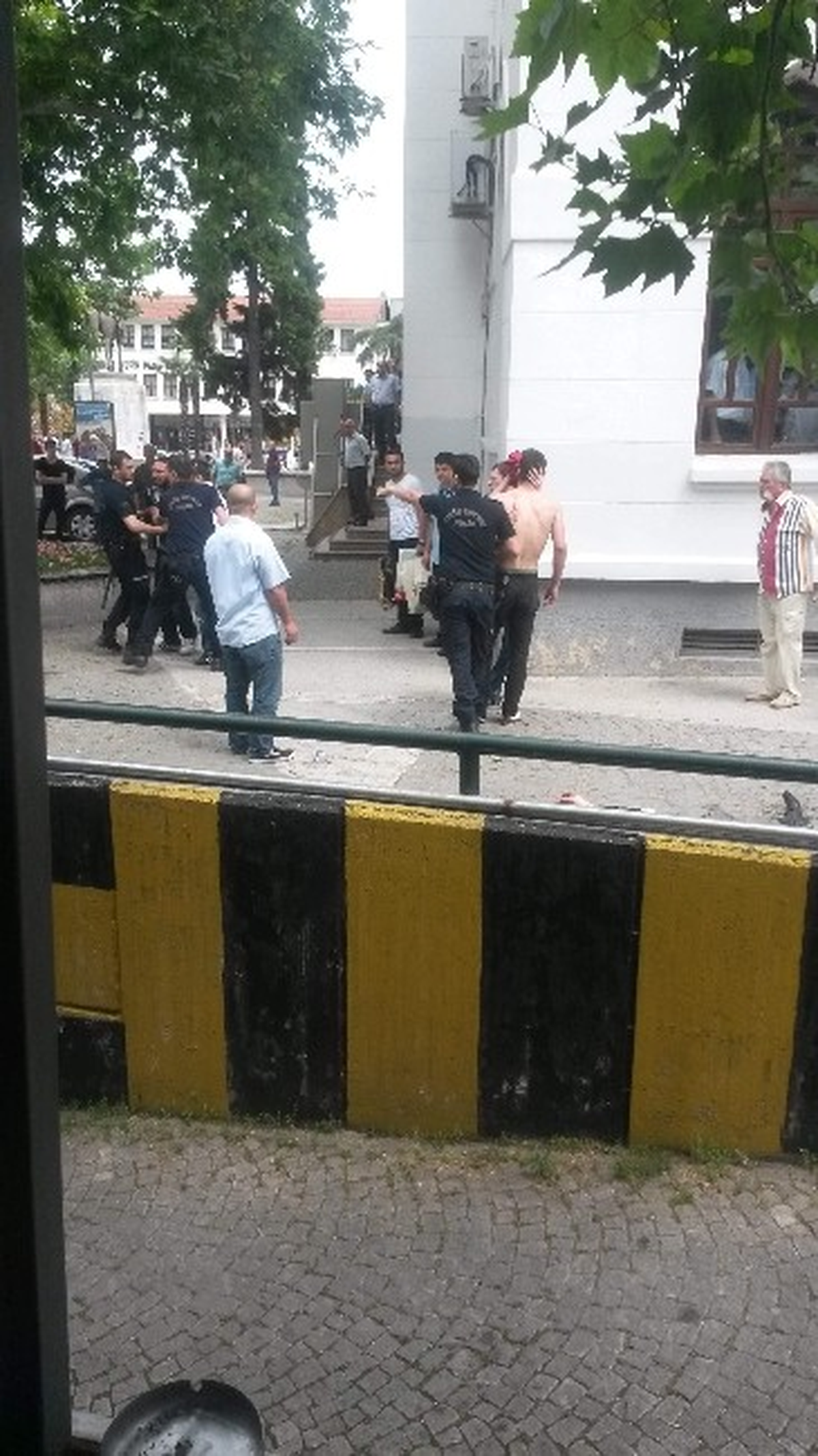 Valilik Önünde Kavga Çıktı, Çevik Kuvvet Müdahale Etti