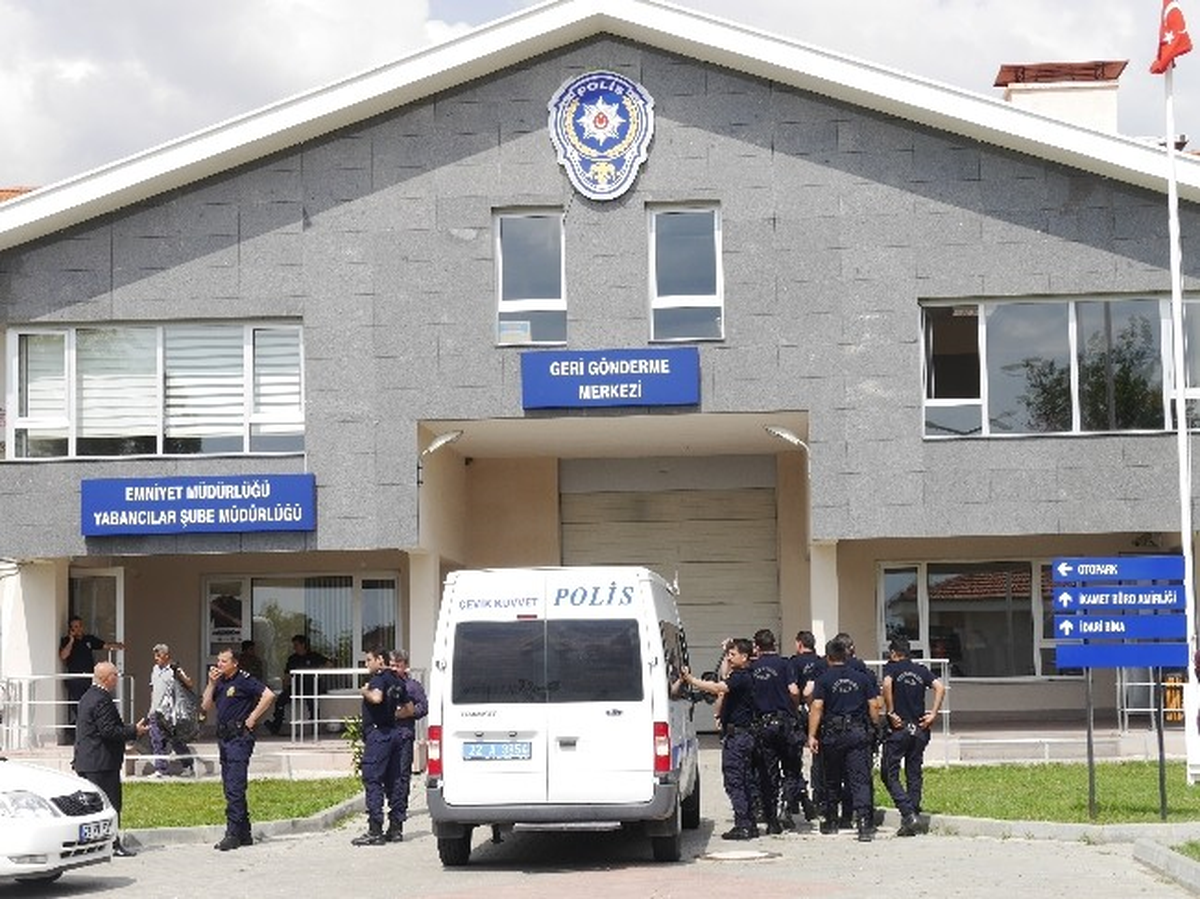 Yabancılar Şube Müdürlüğü\'nde Kaçaklar Arasında Arbede
