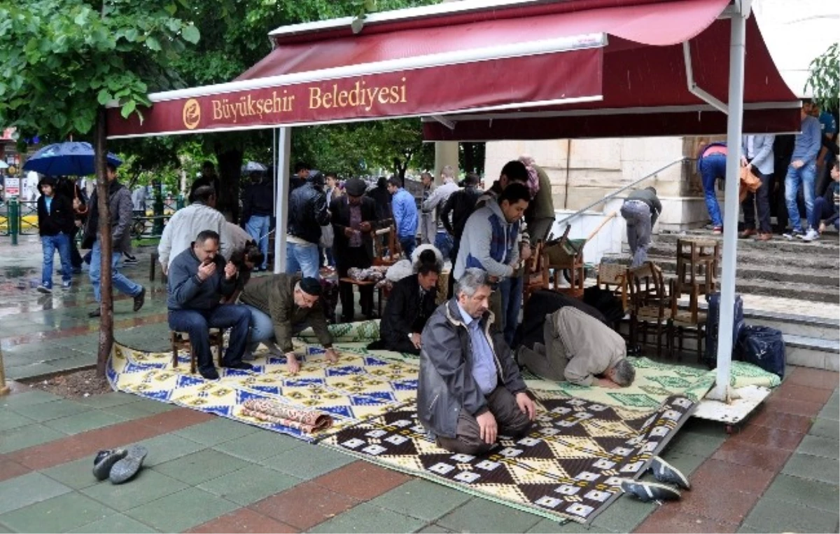 Yağmur, Cuma Namazlarını Engelleyemedi