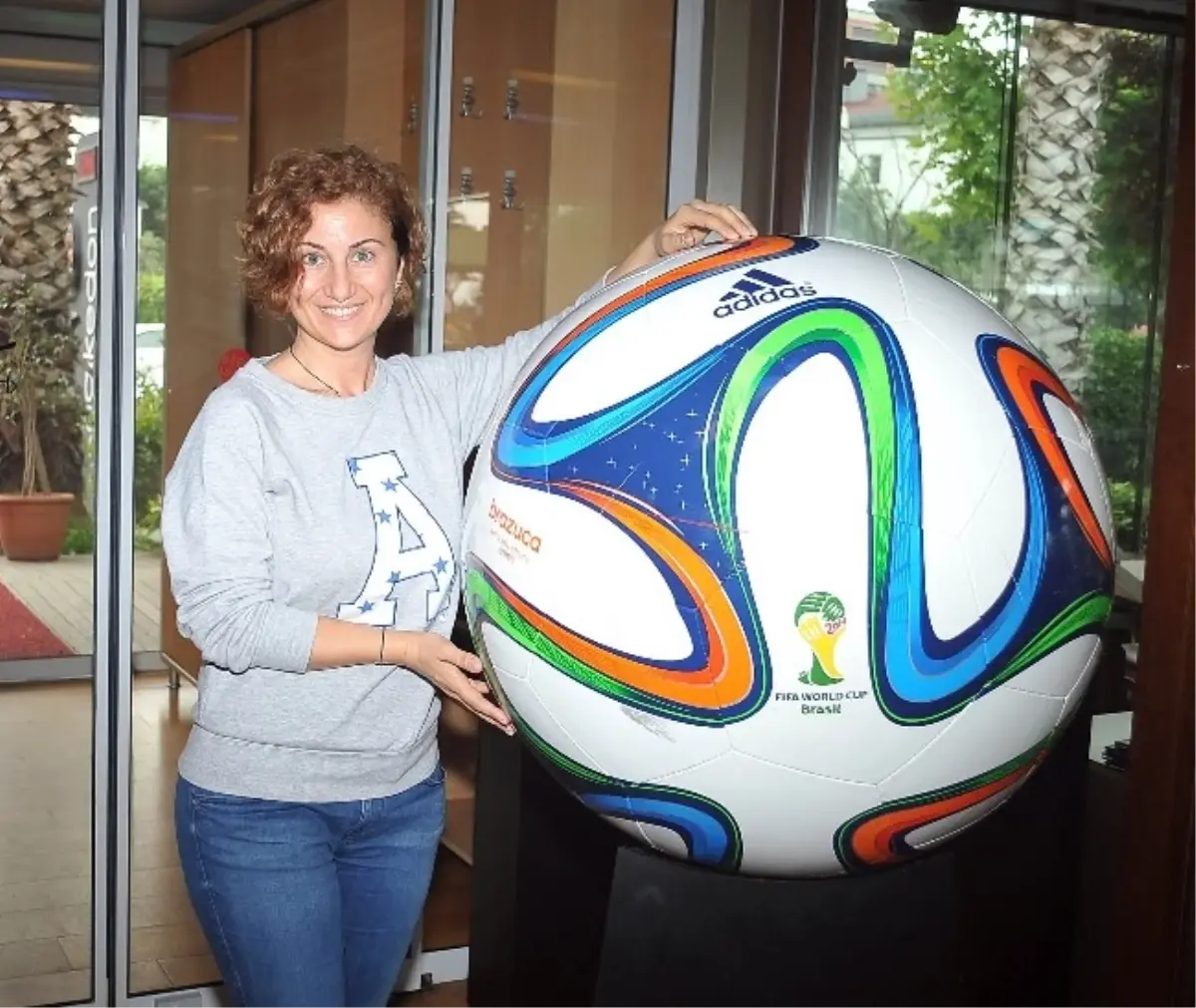 Adidas Basın Halı Saha Turnuvası Kalamış Tesisleri\'nde Yapıldı