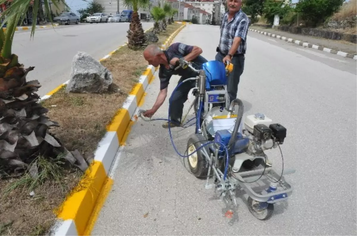 Akçakoca\'da Tretuvarlar Boyanıyor