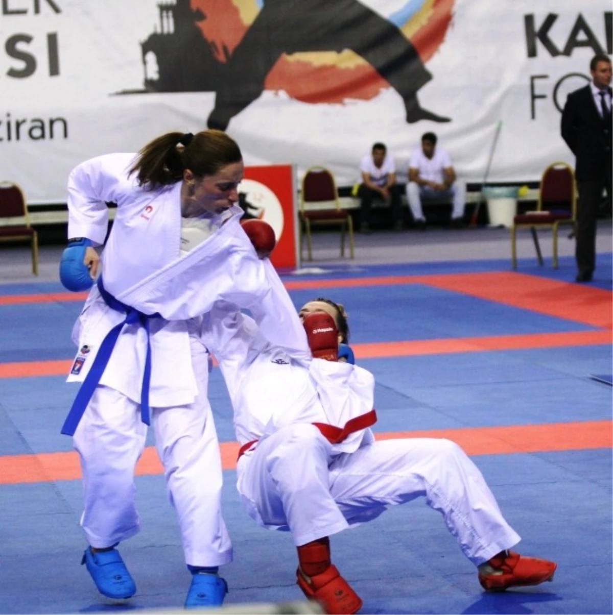 İzmir\'de Karate Şöleni
