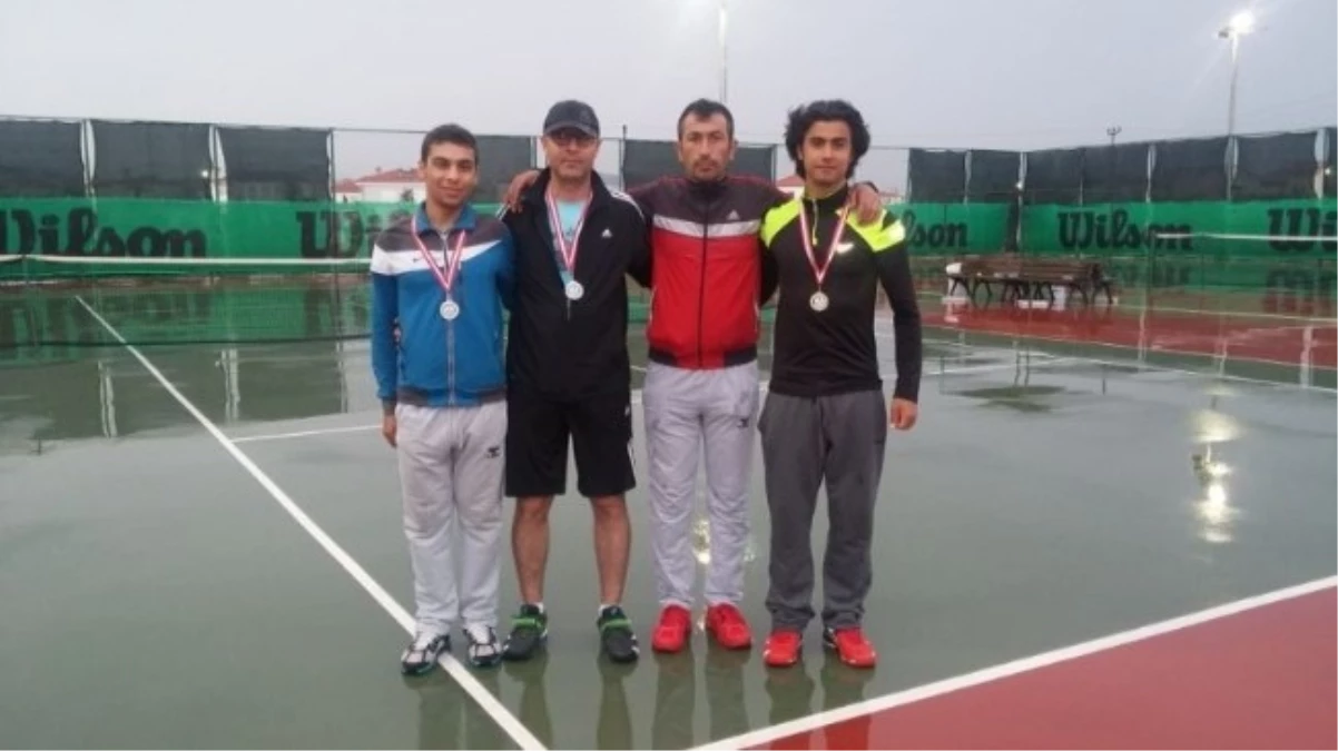 Karamanlı Tenisçiler Madalya ile Döndü