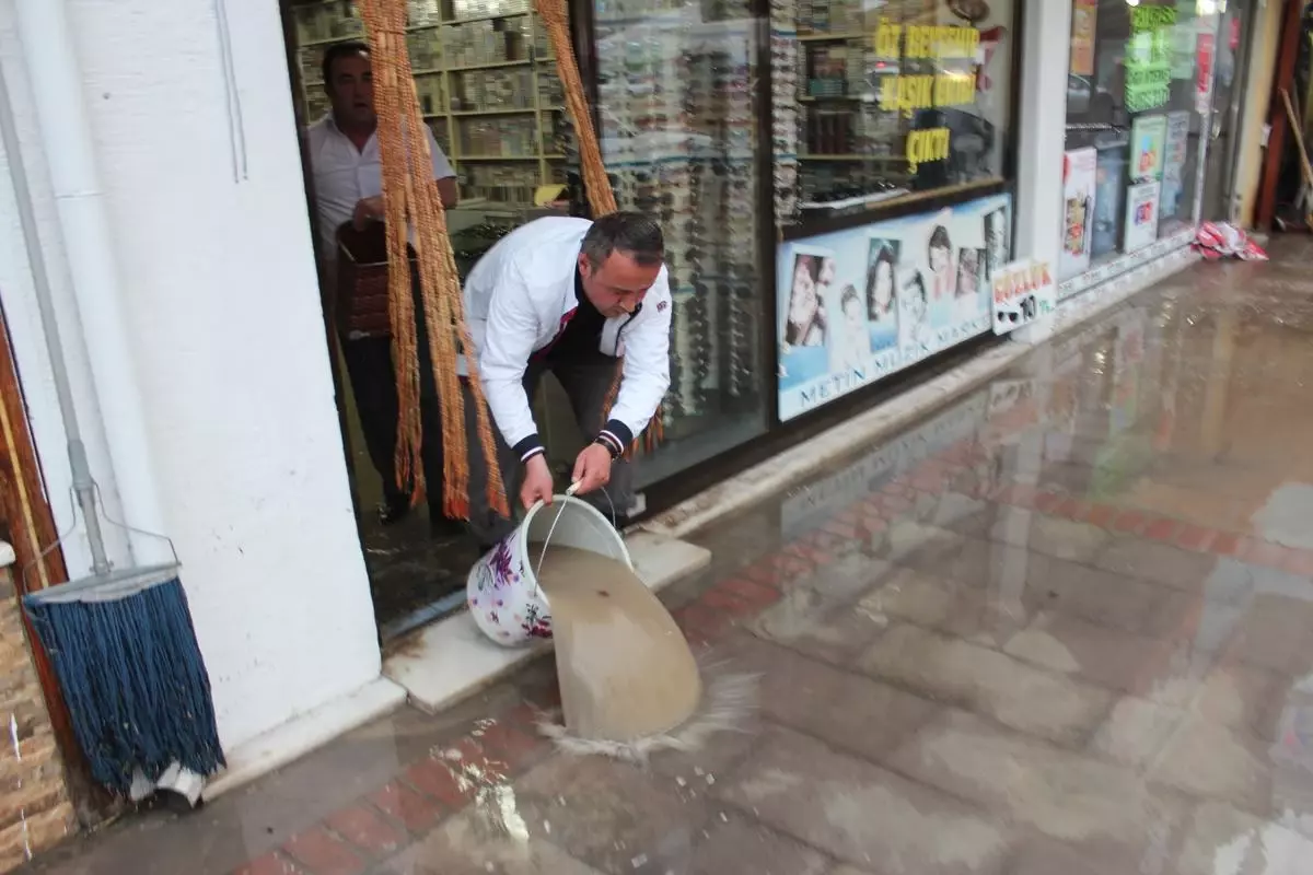 Konya'da Sağanaktan Sonra Bodrumları Su Bastı