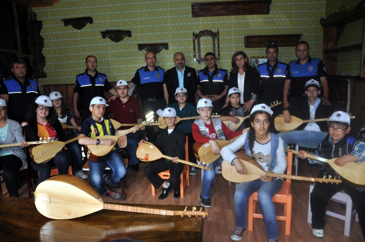 Polislerin Aldığı Sazlarla Hayatın Bam Teline Dokunuyorlar