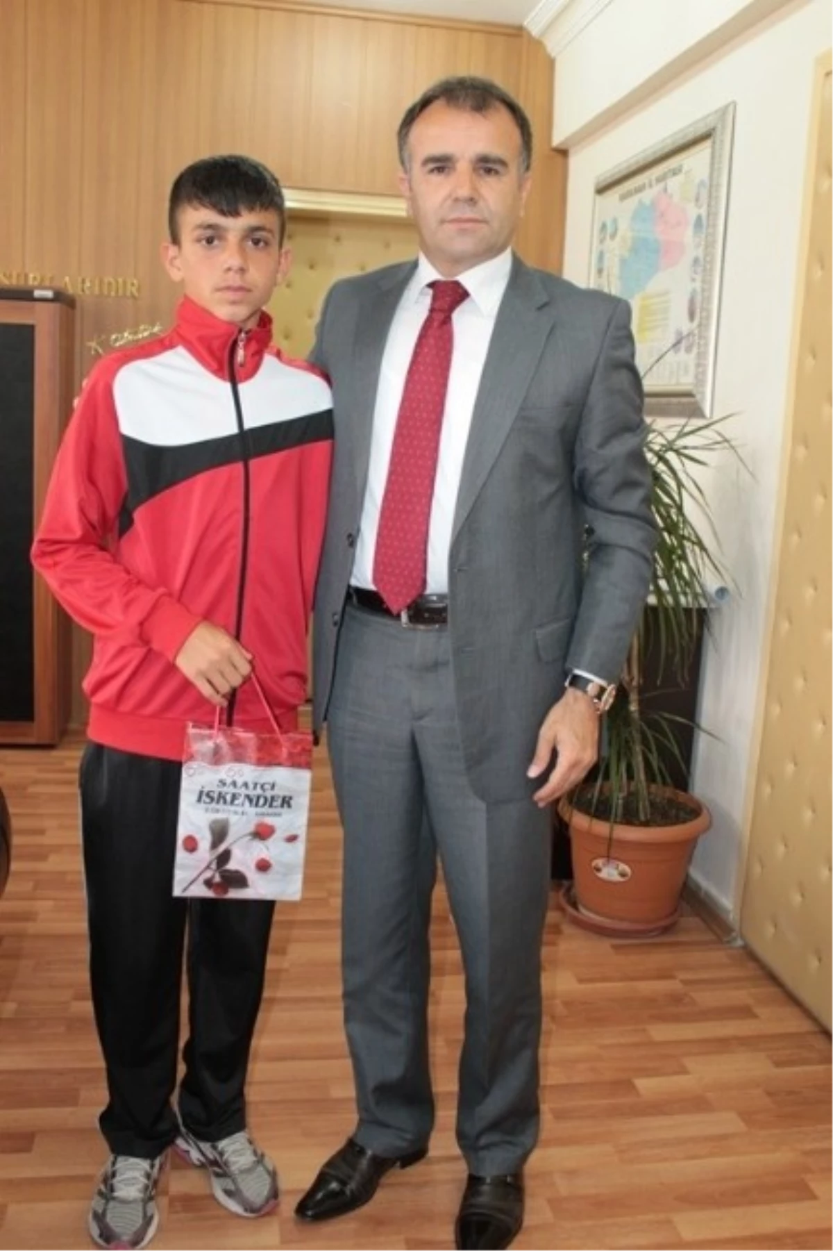 Sultanoğlu, Türkiye İkincisi Atlet Akdağ\'ı Kabul Etti