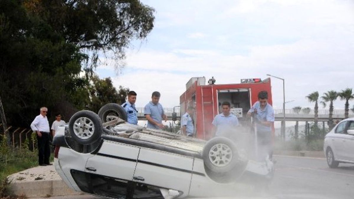 Antalya\'da Takla Atan Otomobili Bırakıp Kaçtı