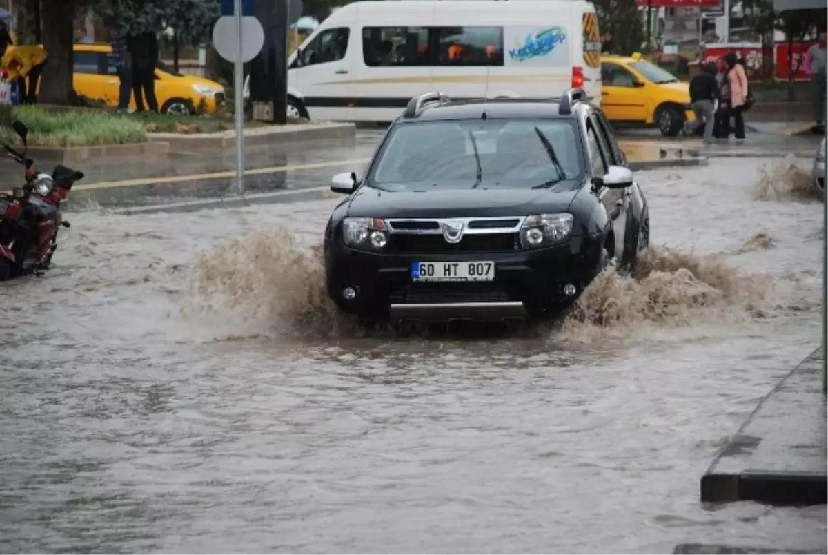 Tokat\'ta Yağmur Araç Trafiğini Etkiledi