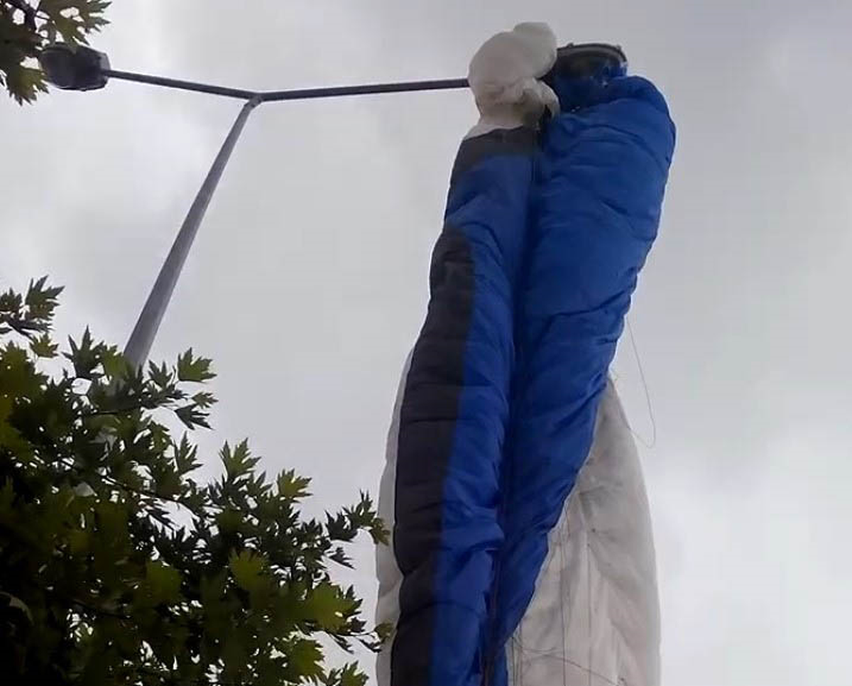 Yamaç Paraşütüyle Direğe Takıldı