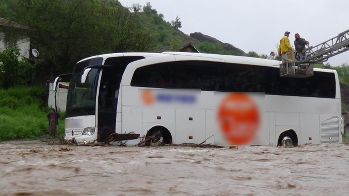 42 Yolcu Ölümden Döndü