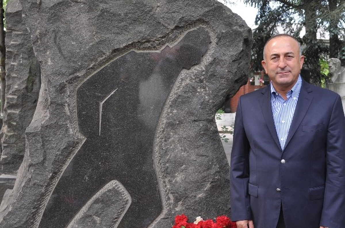 AB Bakanı Çavuşoğlu Moskova\'da Nazım Hikmet\'in Mezarını Ziyaret Etti