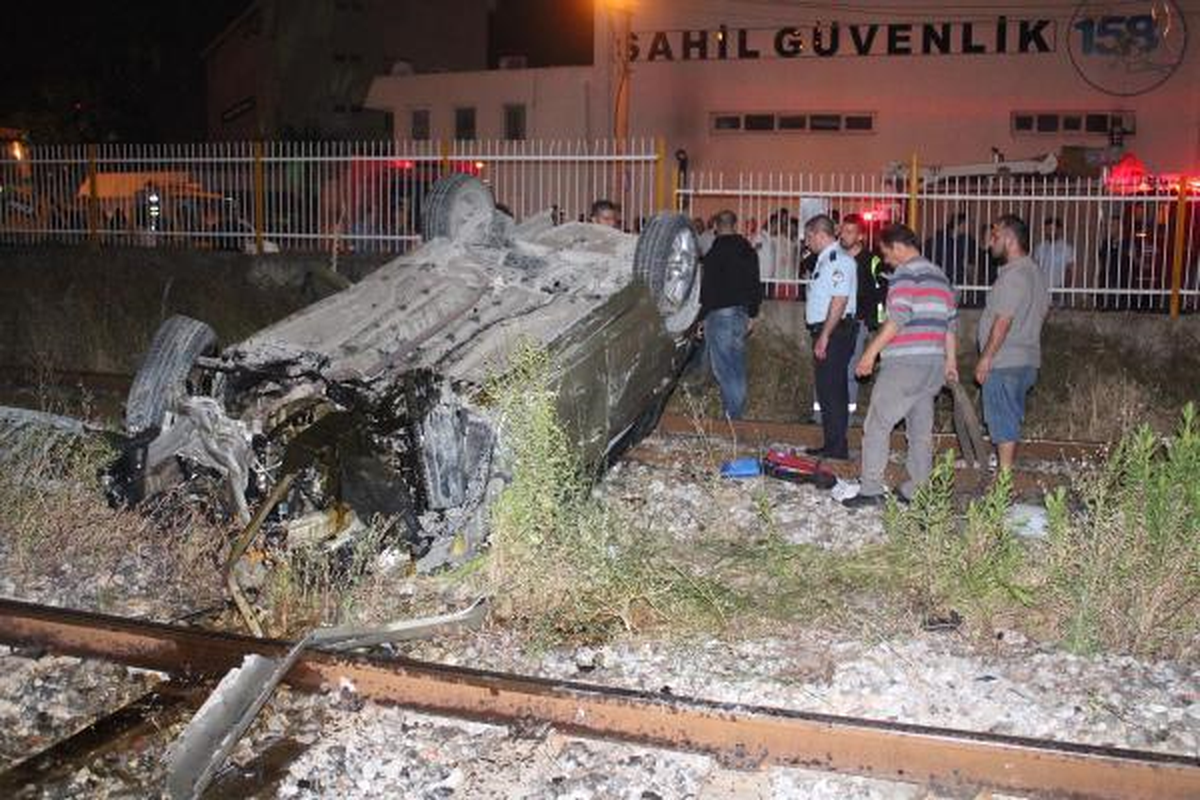 Bayraklı\'da Otomobil Banliyö Hattına Düştü