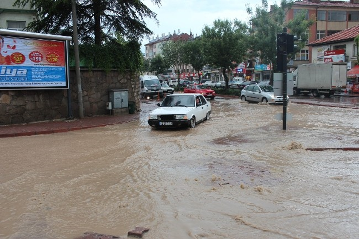 Beyşehir'de Aşırı Yağmur Su Baskınlarına Yol Açtı