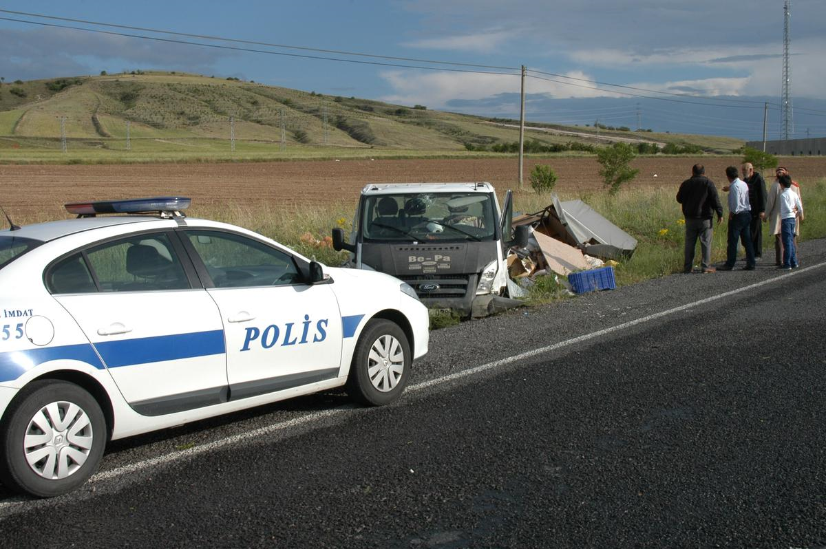 Devrilen Kamyonetteki 5 Kişi Yaralandı