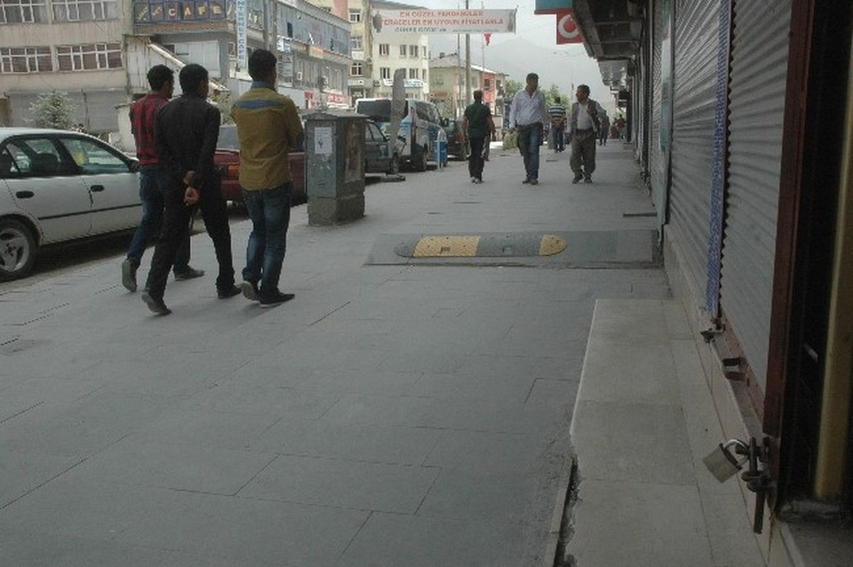 Hakkari\'de Kepenkler Açılmadı