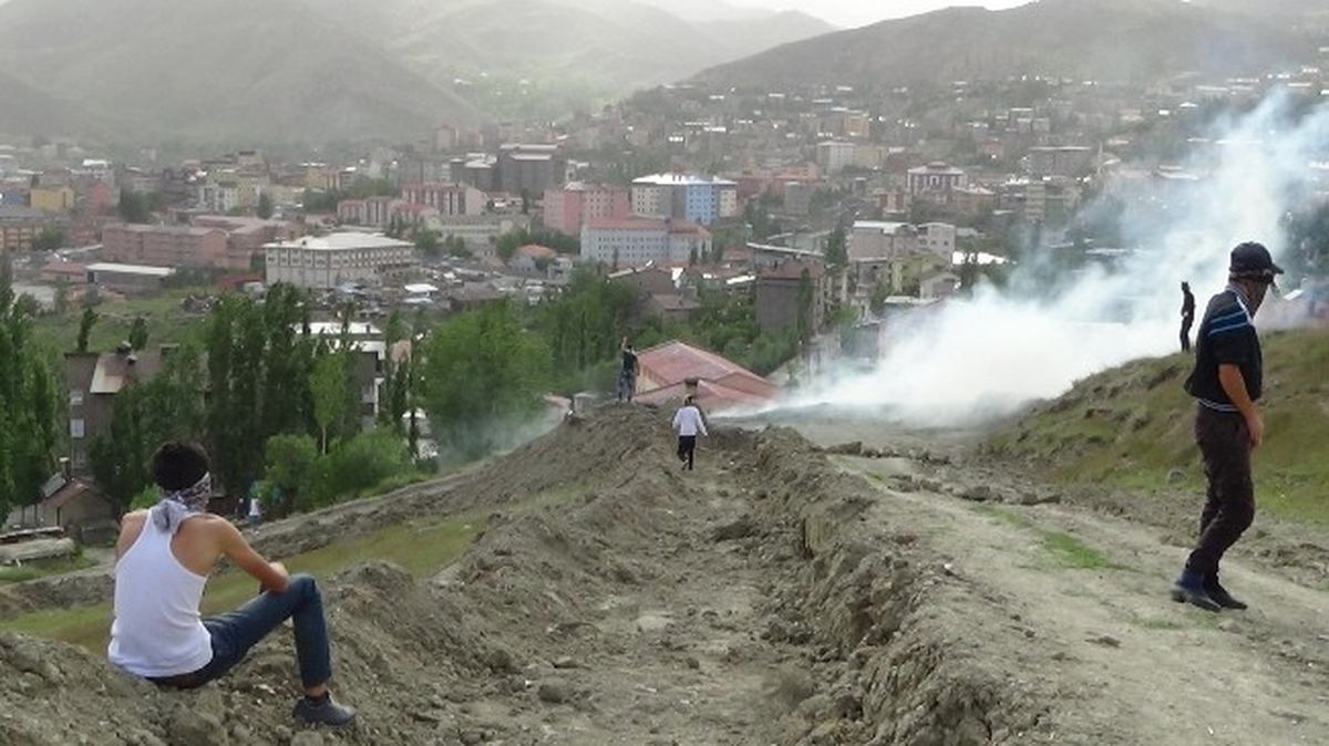 Hakkari\'de Polis-Gösterici Kovalamacası