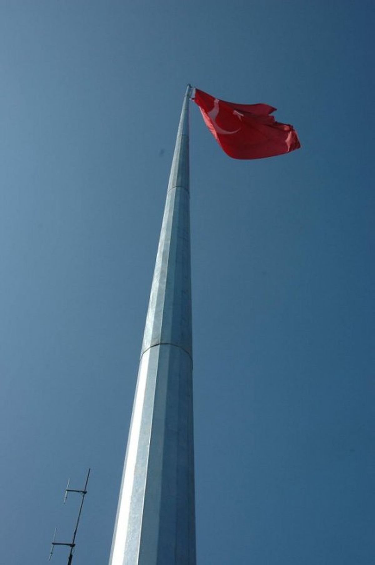 Hırsızlar Bu Kez \'Bayrak\' Çaldı