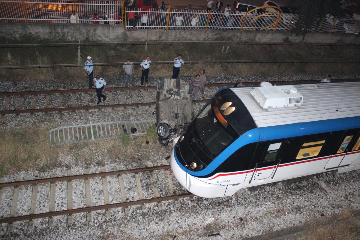 İzmir\'de Kaza Yapan Otomobil Tren Rayına Düştü: 5 Yaralı
