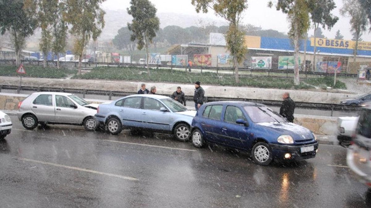 İzmir\'de Trafik Kazası: 1 Ölü 2 Yaralı