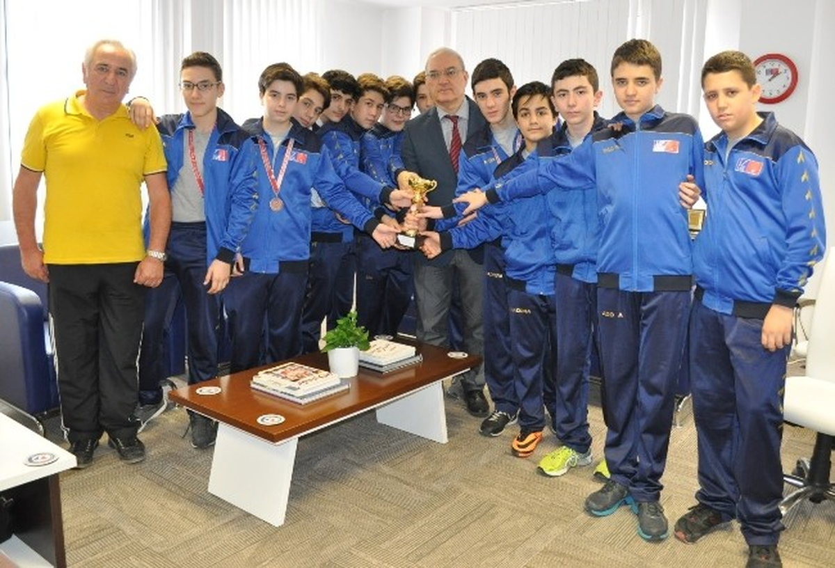 İzmir Üniversiteli Voleybolcular Başarıya Doymuyor