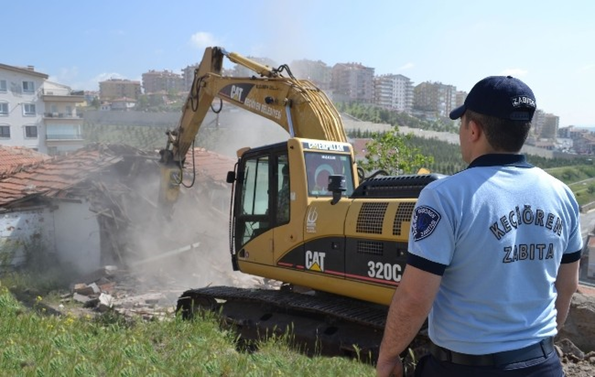Keçiören\'de Tehlike Saçan Metruk Binalar Yıkılıyor