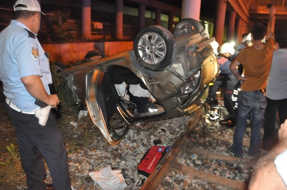 Köprüden Uçan Araç, Tren Yoluna Düştü: 5 Yaralı